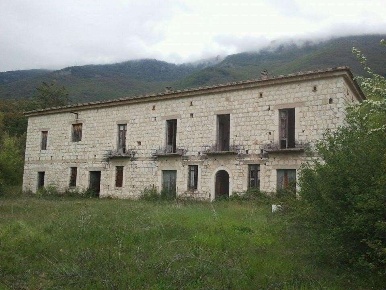 Foto Rustico a Capriati a Volturno di 2500 m² con 10 locali in vendita
