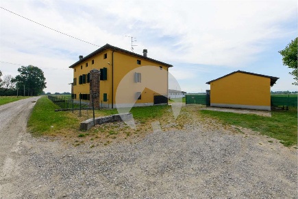 Foto Rustico in Via Luigi Sepali  2, Gattatico di 387 m² con 10 locali