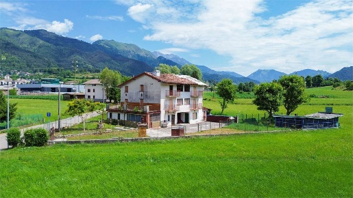 Foto Rustico in Via Pacati, Clusone di 500 m² con 8 locali in vendita