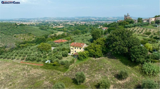 Foto Rustico in Via del Pozzo, Monte San Vito di 385 m² con 5 locali