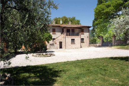 Foto Rustico in Via Flaminia antica, Gualdo Tadino di 450 m² con 20 locali