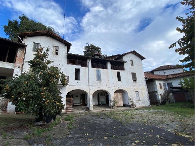 Foto Rustico in via pasubio 2, Besozzo Centro di 785 m² con 10 locali
