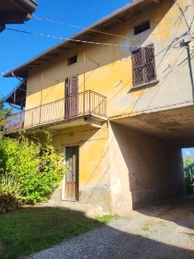 Foto Rustico a Borgomanero di 158 m² con 5 locali in vendita