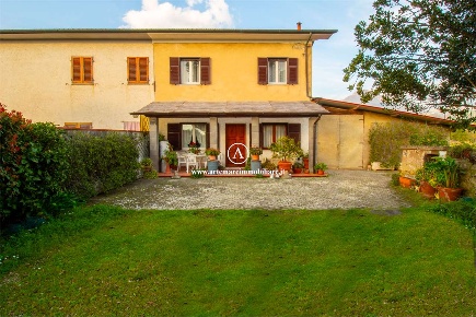Foto Rustico a Pietrasanta di 210 m² con 6 locali in vendita