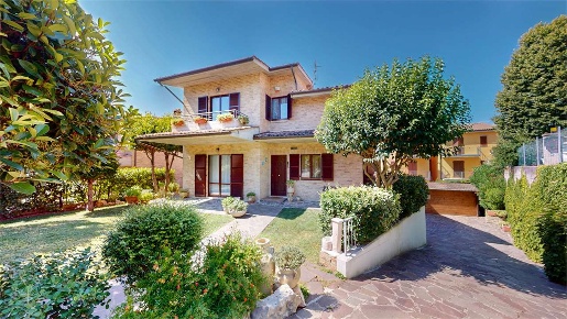 Foto Villa unifamiliare a Osimo di 210 m² con 5 locali in vendita
