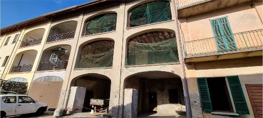 Foto Rustico in Via Trieste  22, Fenegrò di 300 m² con 6 locali in vendita