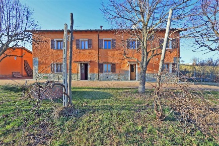 Foto Rustico a Canossa di 200 m² con 14 locali in vendita