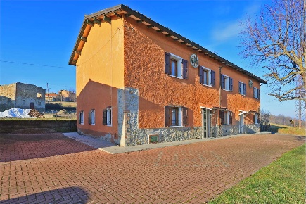Foto Rustico a Canossa di 200 m² con 14 locali in vendita