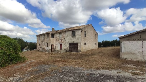 Foto Rustico a Osimo di 380 m² con 6 locali in vendita