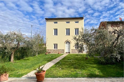 Foto Rustico in Via Immagine dell'Osso 1, Capannori di 275 m² con 8 locali