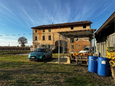 Foto Rustico in Via Bonacina 9, Correggio di 226 m² con 9 locali in vendita