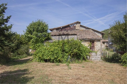 Foto Magazzino in CA' SCHIAVINO, Viano di 280 m² con 5 locali in vendita