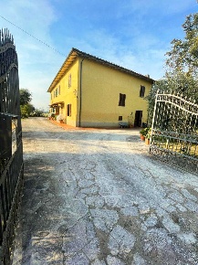 Foto Rustico a Quarrata di 320 m² con 7 locali in vendita
