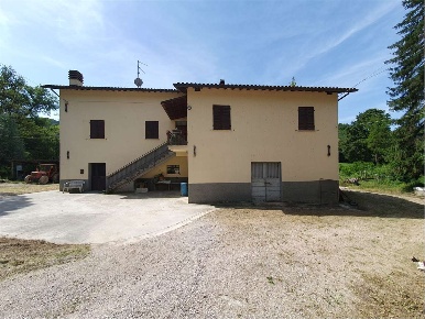 Foto Rustico in zangolo 74, Gubbio di 600 m² con 12 locali in vendita