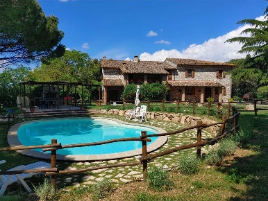 Foto Rustico a Todi di 400 m² con 10 locali in vendita
