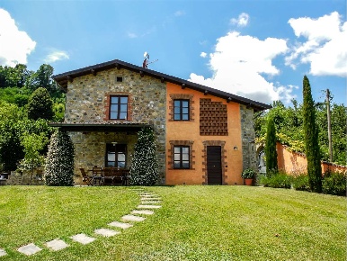 Foto Rustico a Camporgiano di 350 m² con 16 locali in vendita