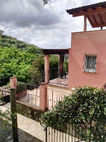 Foto Villa bifamiliare in Via Forni, Seravezza di 160 m² con 8 locali