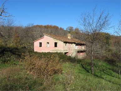 Foto Rustico a San Severino Marche di 390 m² con 10 locali in vendita