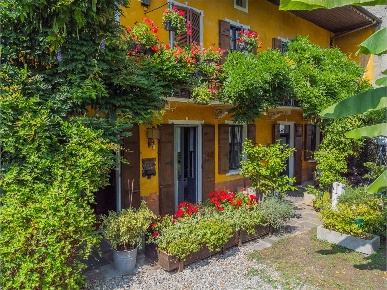 Foto Rustico a Varallo Pombia di 275 m² con 10 locali in vendita