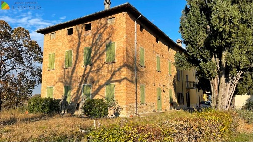 Foto Rustico a Sassuolo di 330 m² con 8 locali in vendita