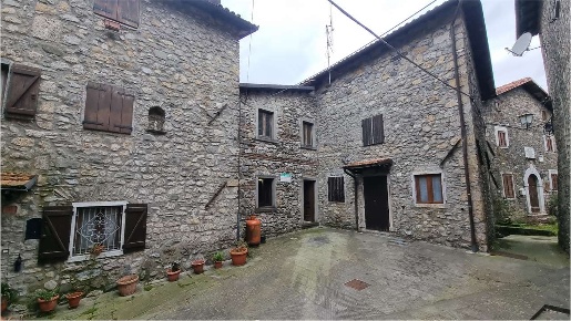Foto Rustico in Via Ginori, Vagli Sotto Centro di 80 m² con 6 locali