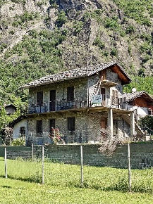 Foto Rustico in Frazione Chez Fornelle, Arnad Centro di 93 m² con 4 locali