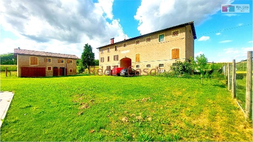 Foto Rustico in Via Rugginenta, Nonantola di 350 m² con 7 locali in vendita