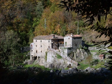 Foto Rustico a Pieve Fosciana Centro di 250 m² con 12 locali in vendita