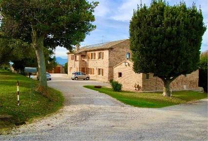 Foto Rustico a Montecassiano di 350 m² con 18 locali in vendita