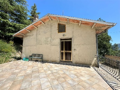 Foto Rustico in Strada di Larzano, Gualdo Tadino di 256 m² con 13 locali