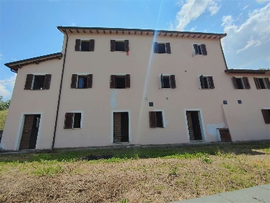 Foto Rustico a Spoleto di 450 m² con 15 locali in vendita