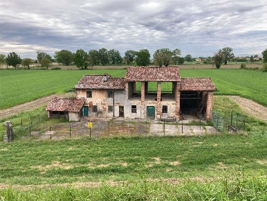 Foto Rustico in Guardamiglio, Guardamiglio di 300 m² con 8 locali