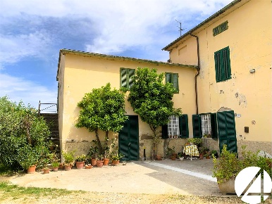 Foto Rustico in Via Milloni 91, Larciano di 410 m² con 9 locali in vendita