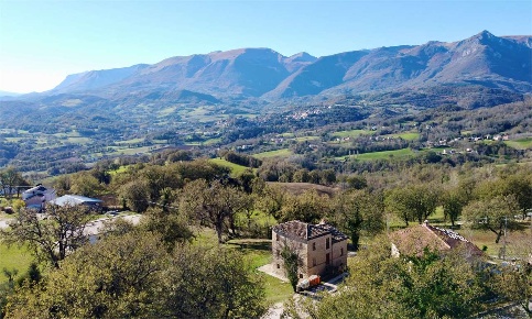 Foto Rustico a Sarnano di 250 m² con 11 locali in vendita