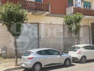 Foto Negozio in Via Guglielmo Marconi 104-106, Aprilia Centro di 212 m²