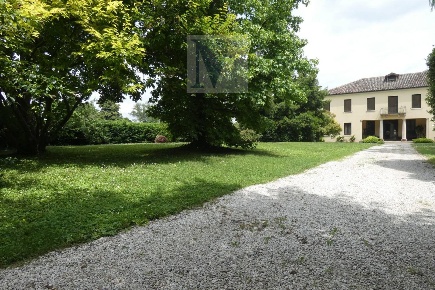 Foto Villa bifamiliare a Due Carrare di 440 m² con 8 locali in vendita