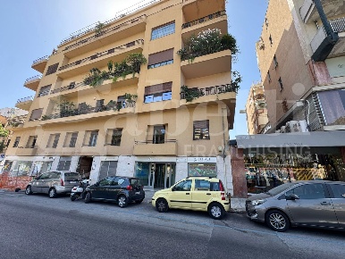 Foto Negozio in Via Borrelli 52/54/56, Palermo Politeama - Ruggiero Settimo
