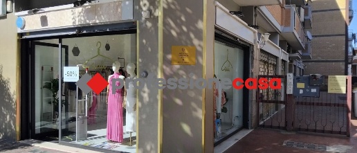 Foto Negozio in Via Roma 84, Pomezia Pomezia Centro di 60 m² con 2 locali