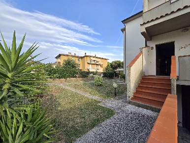 Foto Casa indipendente a Scarlino Scarlino Scalo di 130 m² con 8 locali