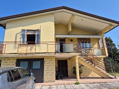 Foto Casa indipendente a Paese Castagnole di 160 m² con 6 locali in vendita