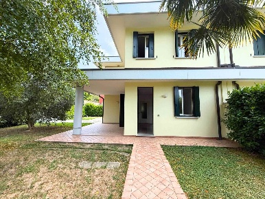 Foto Villa bifamiliare a Teglio Veneto Cintello di 102 m² con 5 locali