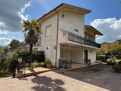 Foto Villa unifamiliare in Niscima, Caltanissetta di 200 m² con 9 locali