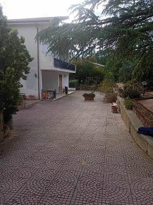 Foto Villa unifamiliare in Niscima, Caltanissetta di 200 m² con 9 locali
