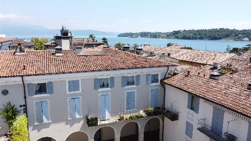 Foto Appartamento in Via Fantoni, Salò Centro di 136 m² con 5 locali