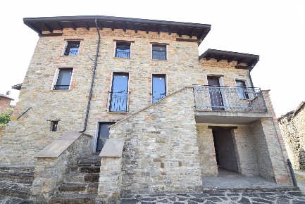 Foto Rustico a Lugagnano Val d'Arda di 207 m² con 5 locali in vendita