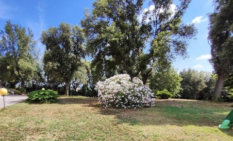 Foto Villa bifamiliare a Osimo di 410 m² con 7 locali in vendita