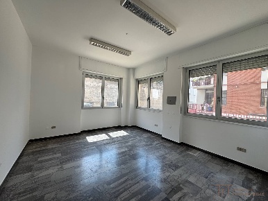 Foto Ufficio in Via Gabriele Camozzi, Bergamo Stazione di 80 m² in affitto