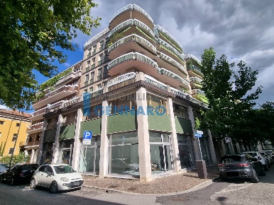 Foto Negozio in Via della Rosta, Udine Duomo - Aquileia di 210 m²