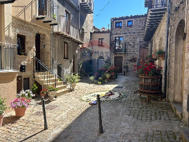 Foto Casa indipendente in via pomo, Geraci Siculo di 130 m² con 5 locali