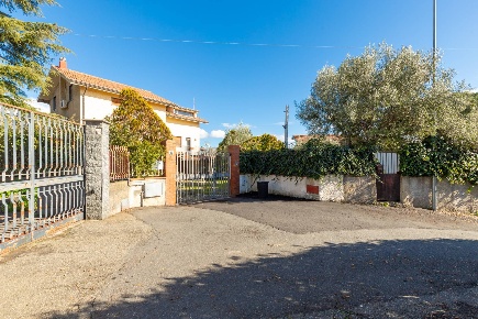 Foto Villa unifamiliare in Via Giotto, Mascalucia Centro di 370 m²